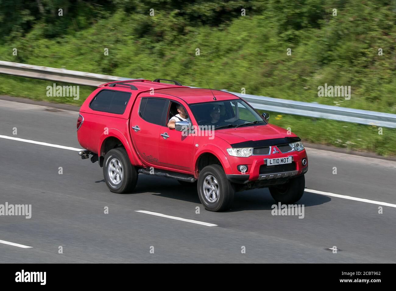 Mitsubishi L200Barb LB DCB Di-D4X4 A Fahren auf der Autobahn M6 in der Nähe von Preston in Lancashire, Großbritannien. Stockfoto