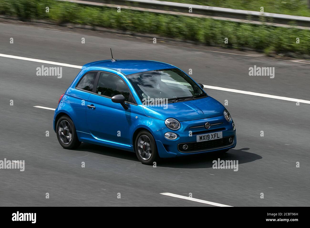 2019 Fiat 500 S Blue Car Hatchback Benzin Fahren auf der Autobahn M6 bei Preston in Lancashire, Großbritannien. Stockfoto