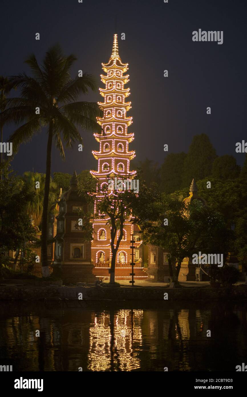 Tran Quoc Pagode (Chua Tran Quoc), Turm. Hanoi. Vietnam.Nachtansicht. Vertikale Aufnahme, Nacht. Stockfoto