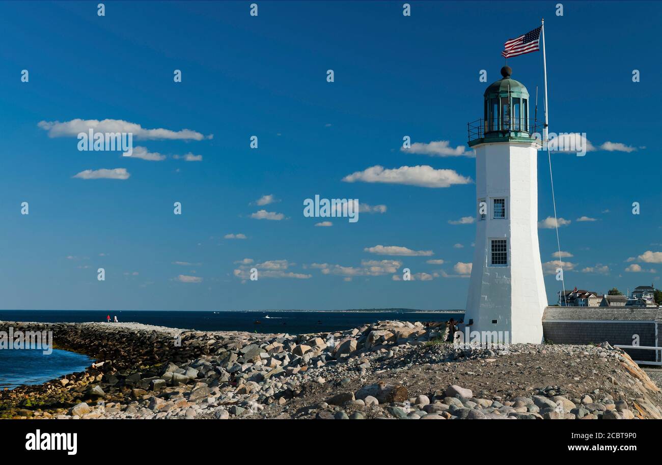Der Leuchtturm SCITUATE Harbour blickt auf einen Wellenbrecher in Massachusetts. Es ist eine beliebte Attraktion und ein beliebter Ort, um auf dem Steg zu wandern. Stockfoto