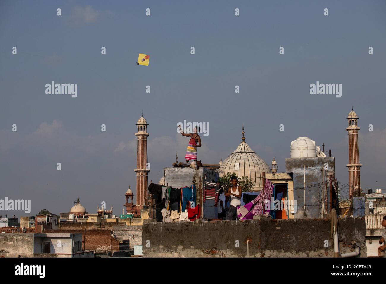 Neu Delhi, Indien. August 2020. Drachen Punkten den Himmel während Indiens Unabhängigkeitstag Feiern in den alten Vierteln. Viele Menschen in Indien fliegen Drachen, um den Unabhängigkeitstag des Landes zu feiern. Premierminister Narendra Modi sprach das Land vom legendären Roten Fort in Delhi an, das 73 Jahre Unabhängigkeit in Indien abschloss, und sagte, der Fahrplan für die Herstellung von Coronavirus-Impfstoffen und seine gerechte Verteilung im Land sei bereit. Indiens Covid-19-Tally überschreitet 2.5 Millionen mit 65,000 neuen Fällen in 24 Stunden. Quelle: Vijay Pandey/ZUMA Wire/Alamy Live News Stockfoto