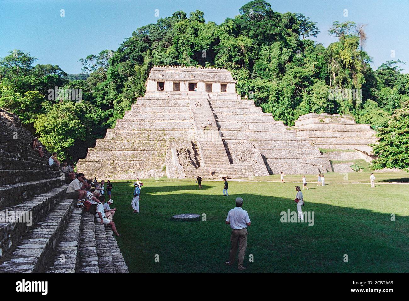 Am frühen Morgen Sonnenlicht auf dem Tempel der Inschriften in Palenque Maya Ruinen. Chiapas, Mexiko. Vintage Film Bild - ca. 1990. Stockfoto