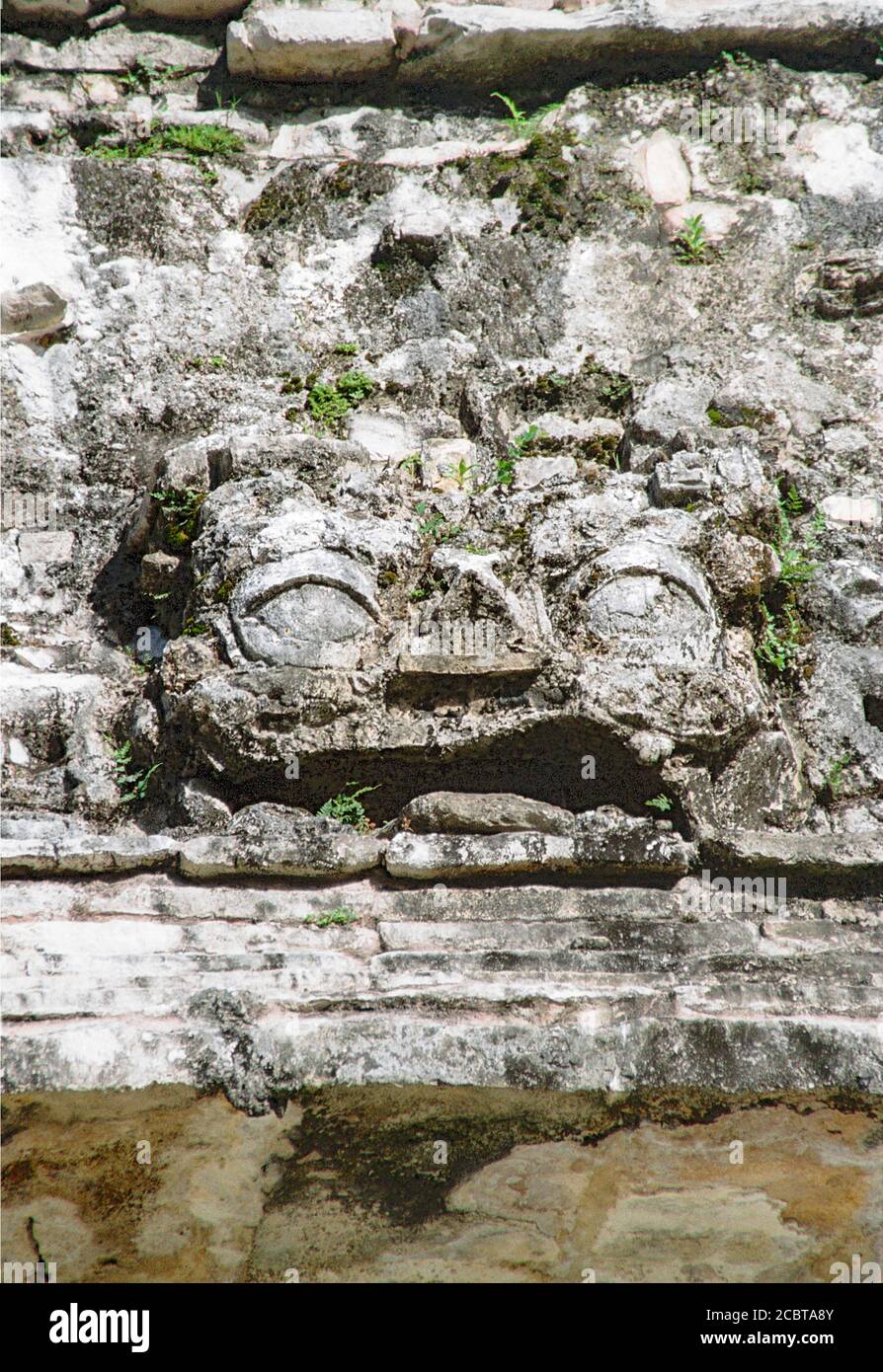 Stuckgesicht oder Maske auf dem Dach der Galerie am Hauptgericht der Schlossgruppe. Palenque Maya Ruinen. Chiapas, Mexiko. Vintage Film Bild - ca. 1990. Stockfoto