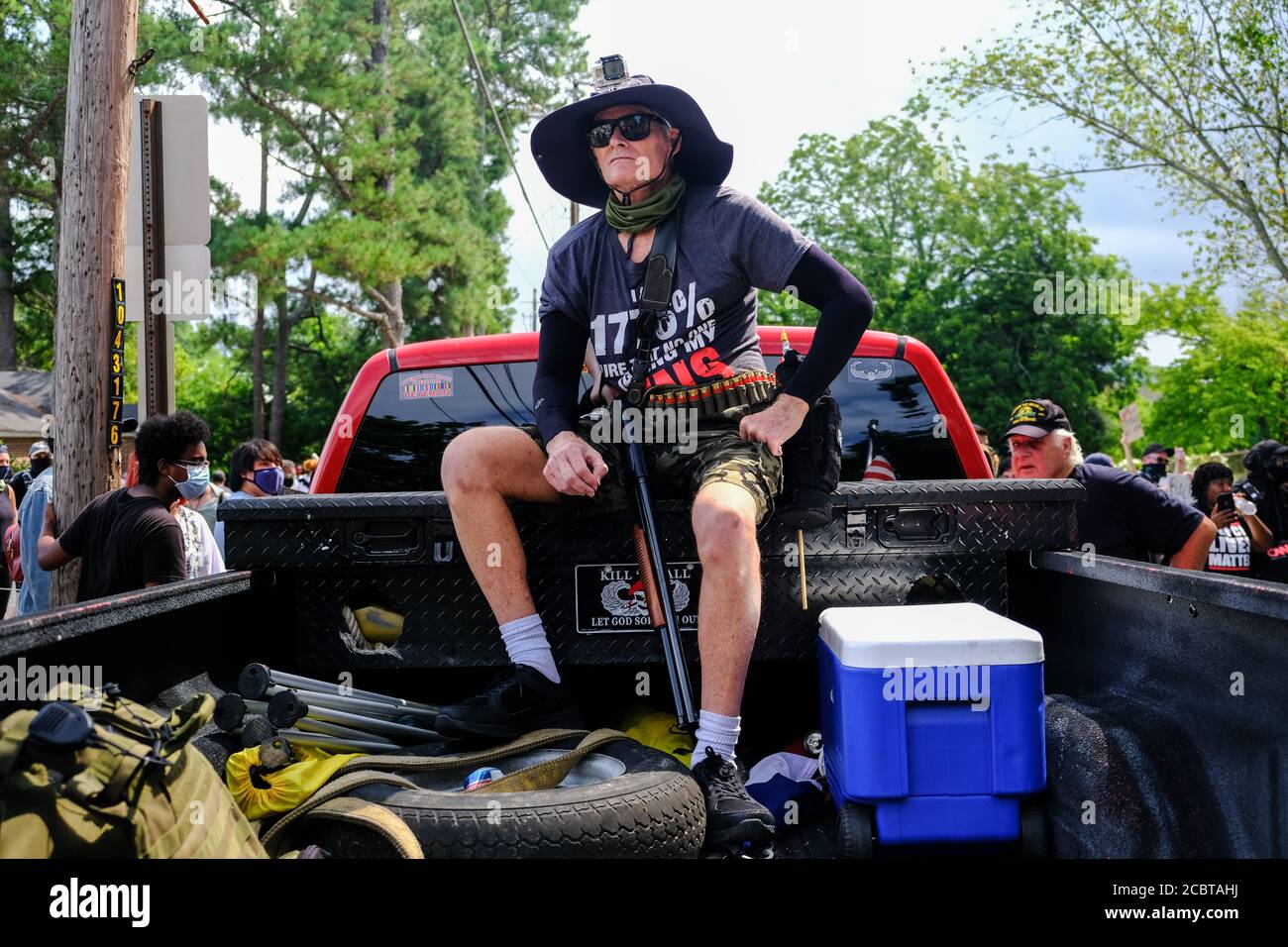 Stone Mountain, GA, USA. August 2020. Ein Mann, der mit einer Schrotflinte bewaffnet ist, sitzt auf dem Rücken eines LKWs während einer 'Defend Stone Mountain'-Kundgebung. Mehrere rechte Milizgruppen und Gegenprotestierer sollten am Samstag in Stone Mountain, GA, zusammenkommen. Quelle: Young G. Kim/Alamy Live News Stockfoto