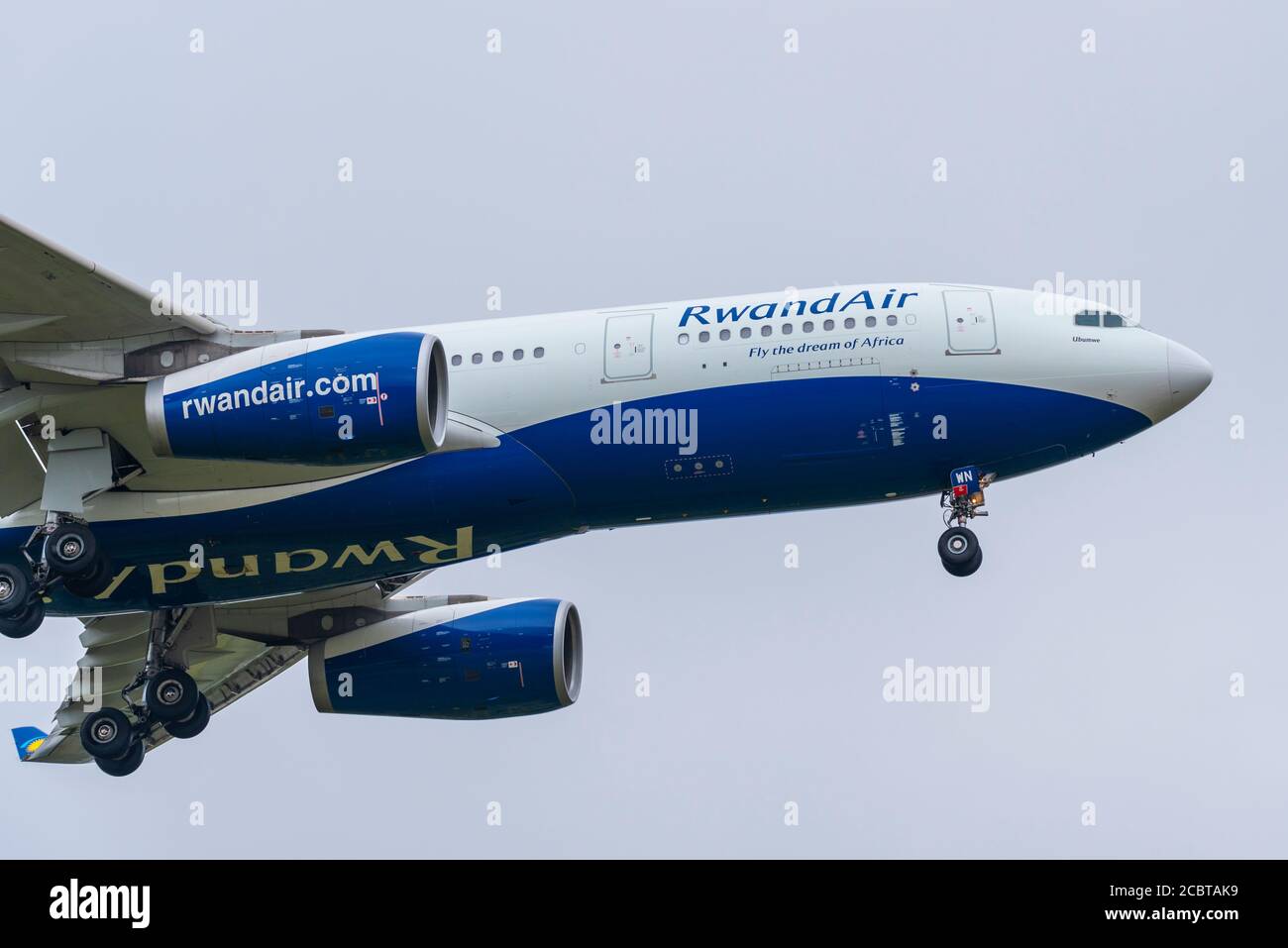 Rwandair Airbus A330 Jet-Flugzeug Landung am Flughafen London Heathrow, Großbritannien, während COVID-19 Coronavirus Pandemie, bei schlechtem Wetter. Rückführung Stockfoto