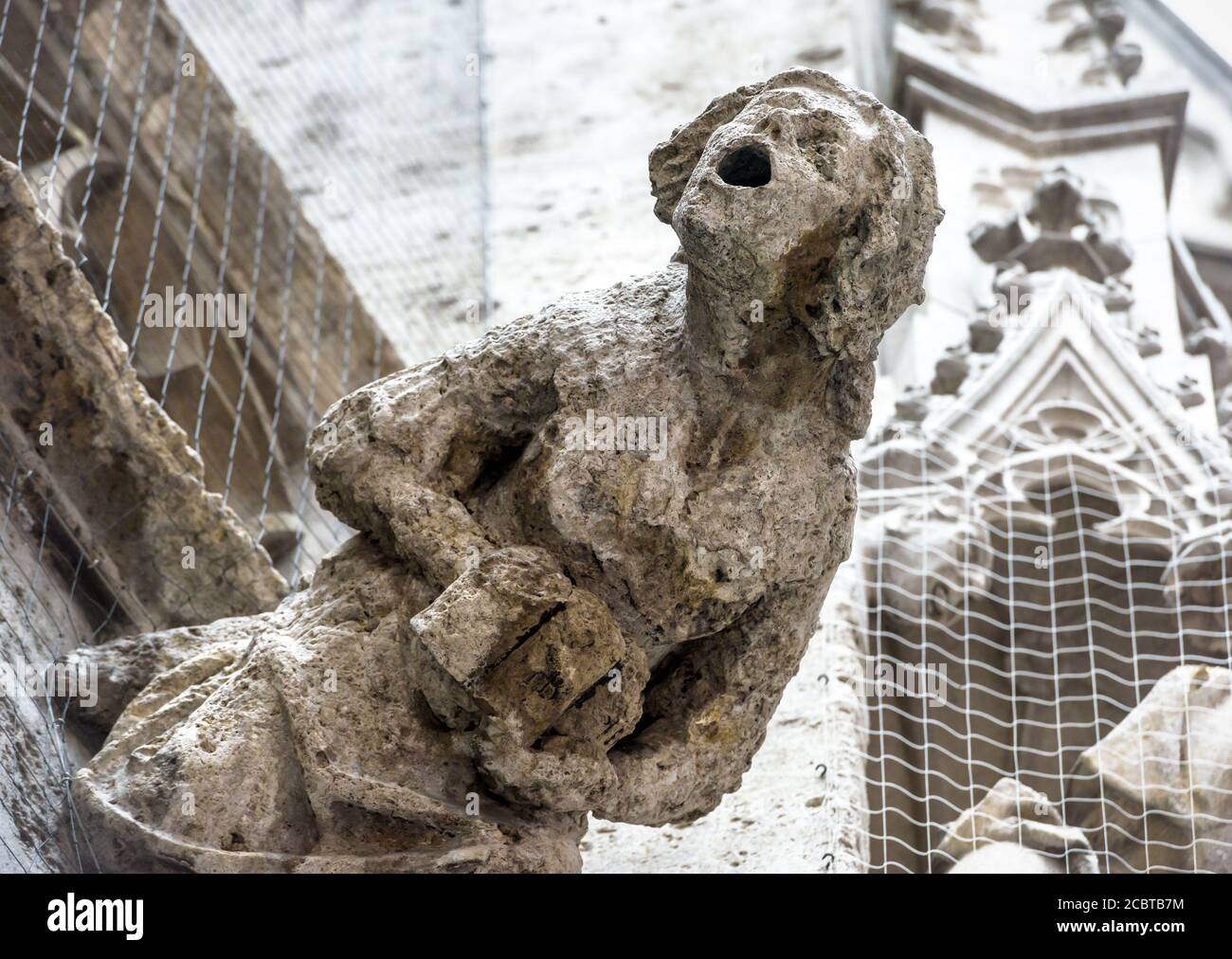 Wasserspeier an der Wand des Rathauses oder des Rathauses am Marienplatz, München, Bayern, Deutschland. Dieses Gebäude ist ein berühmtes Wahrzeichen Münchens. Gotische Statue li Stockfoto