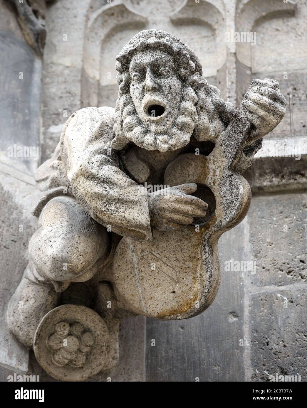 Rathaus oder Neues Rathaus am Marienplatz, Detail mit Wasserspeier, München, Bayern, Deutschland. Dieses Gebäude ist Wahrzeichen von München. Gotische Statue lik Stockfoto