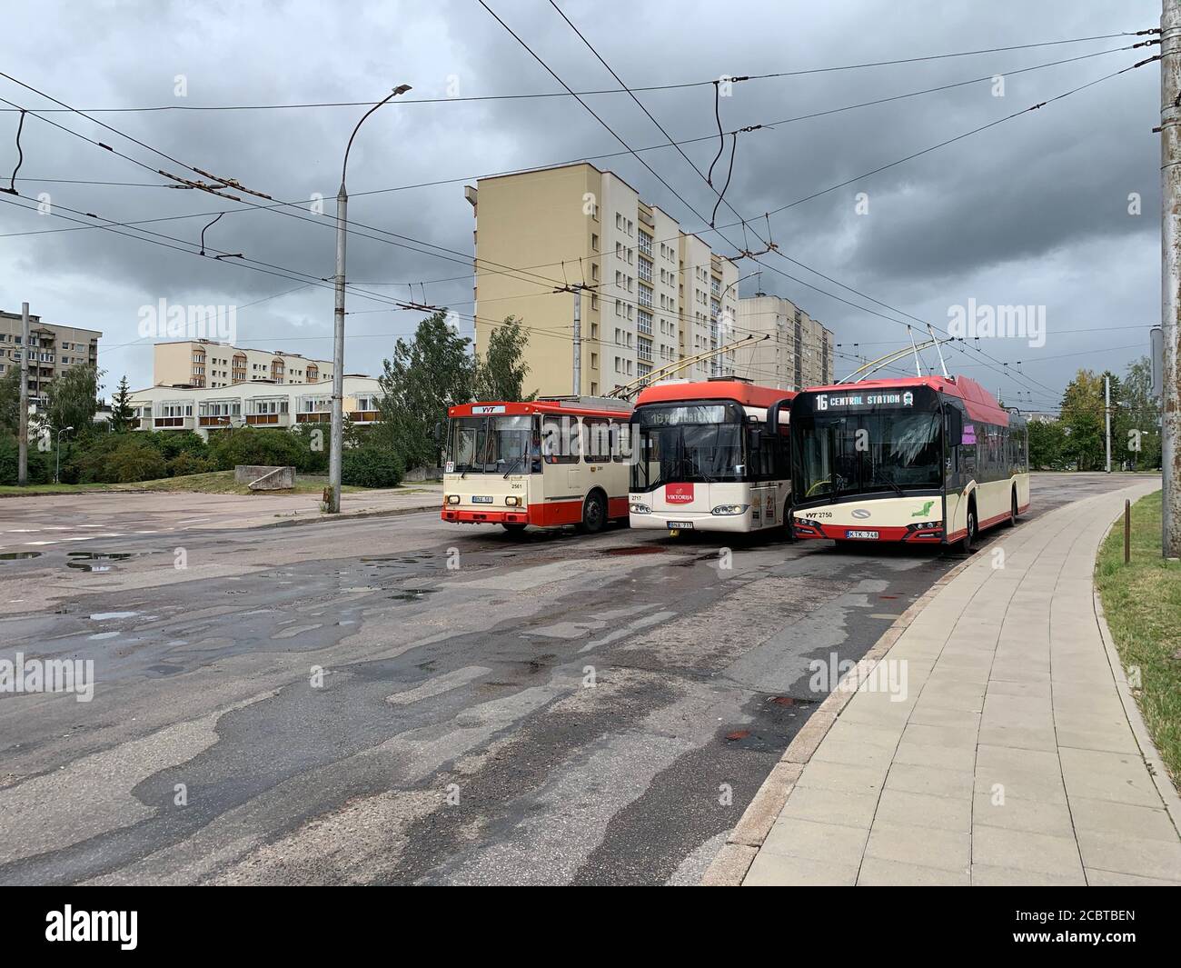 Drei Trolleybusse der verschiedenen Generation an der Haltestelle Pasilaiciai Ring (Pasilaiciu ziedas). Vilnius / Litauen. Stockfoto