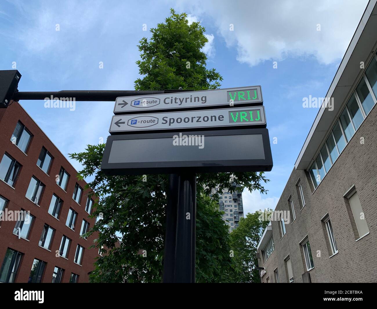 Digitales Display zeigt verfügbaren Parkplatz im Stadtzentrum in Tilburg, Nordbrabant / Niederlande. Stockfoto