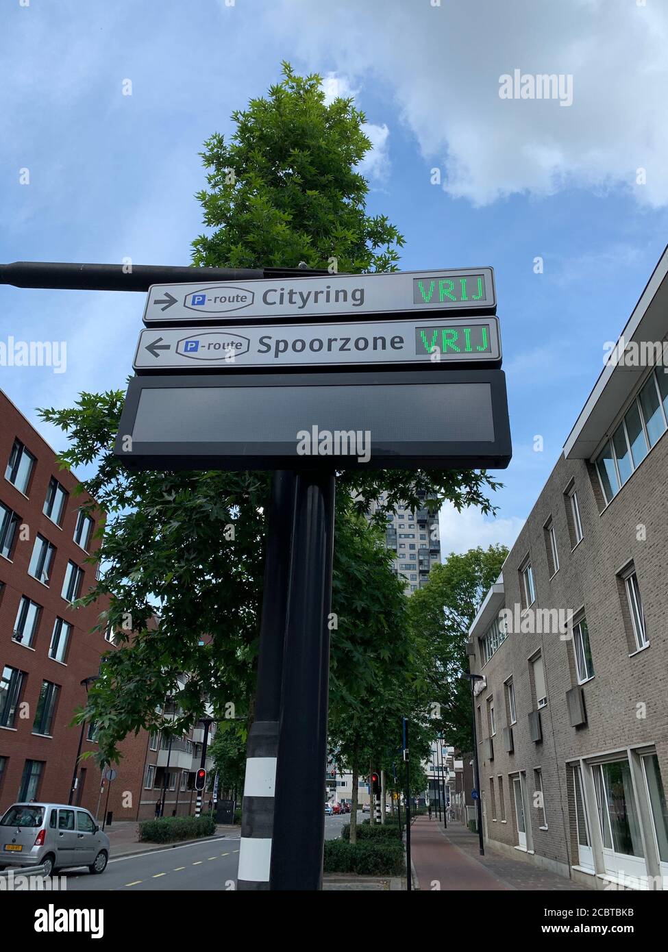 Digitales Display zeigt verfügbaren Parkplatz im Stadtzentrum in Tilburg, Nordbrabant / Niederlande. Stockfoto