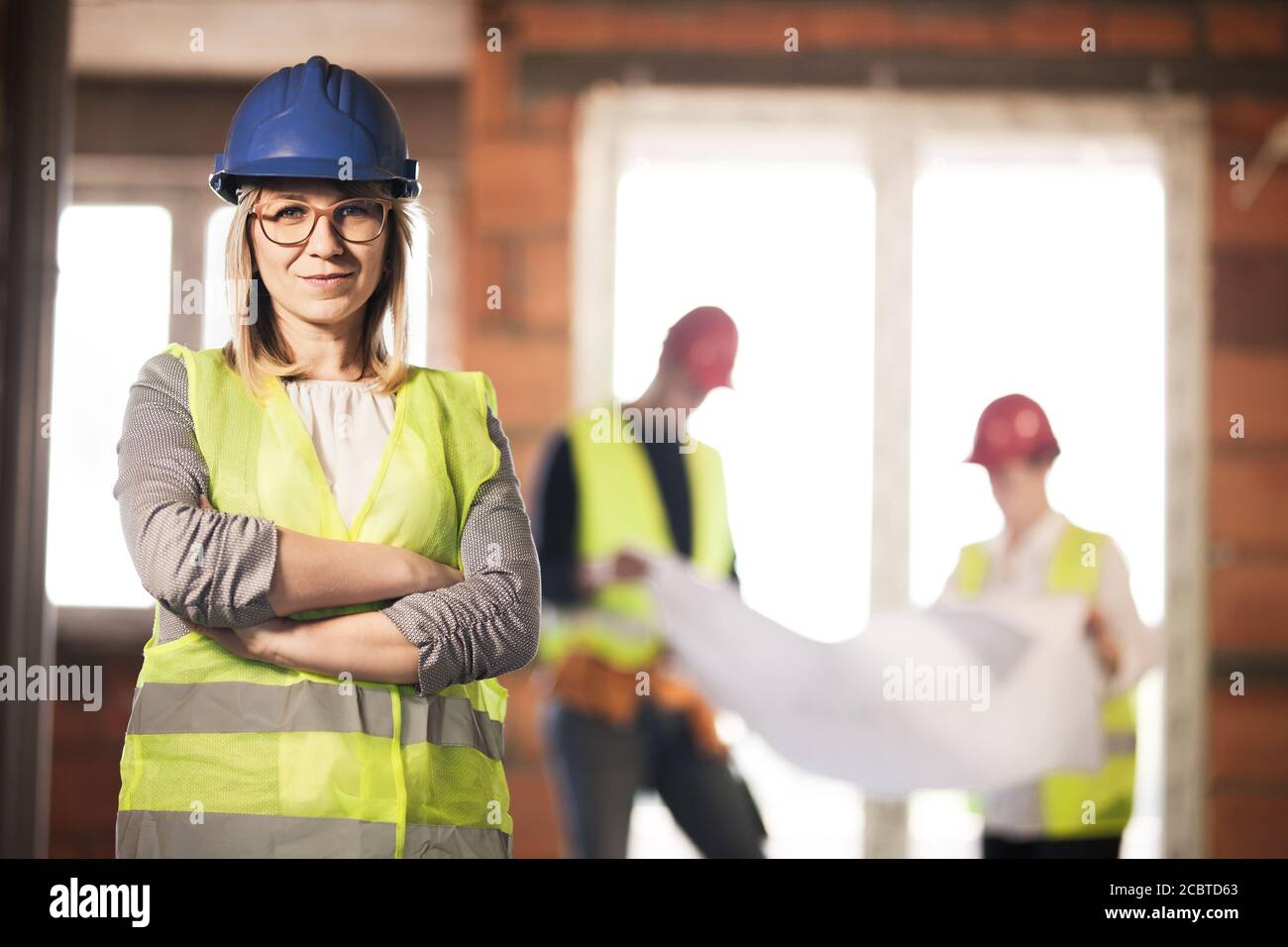 Arbeiter, Investor, Inspektor oder Architekt mit ihrem Team. Baustelleningenieure vor Ort. Zufriedener Ausdruck Stockfoto