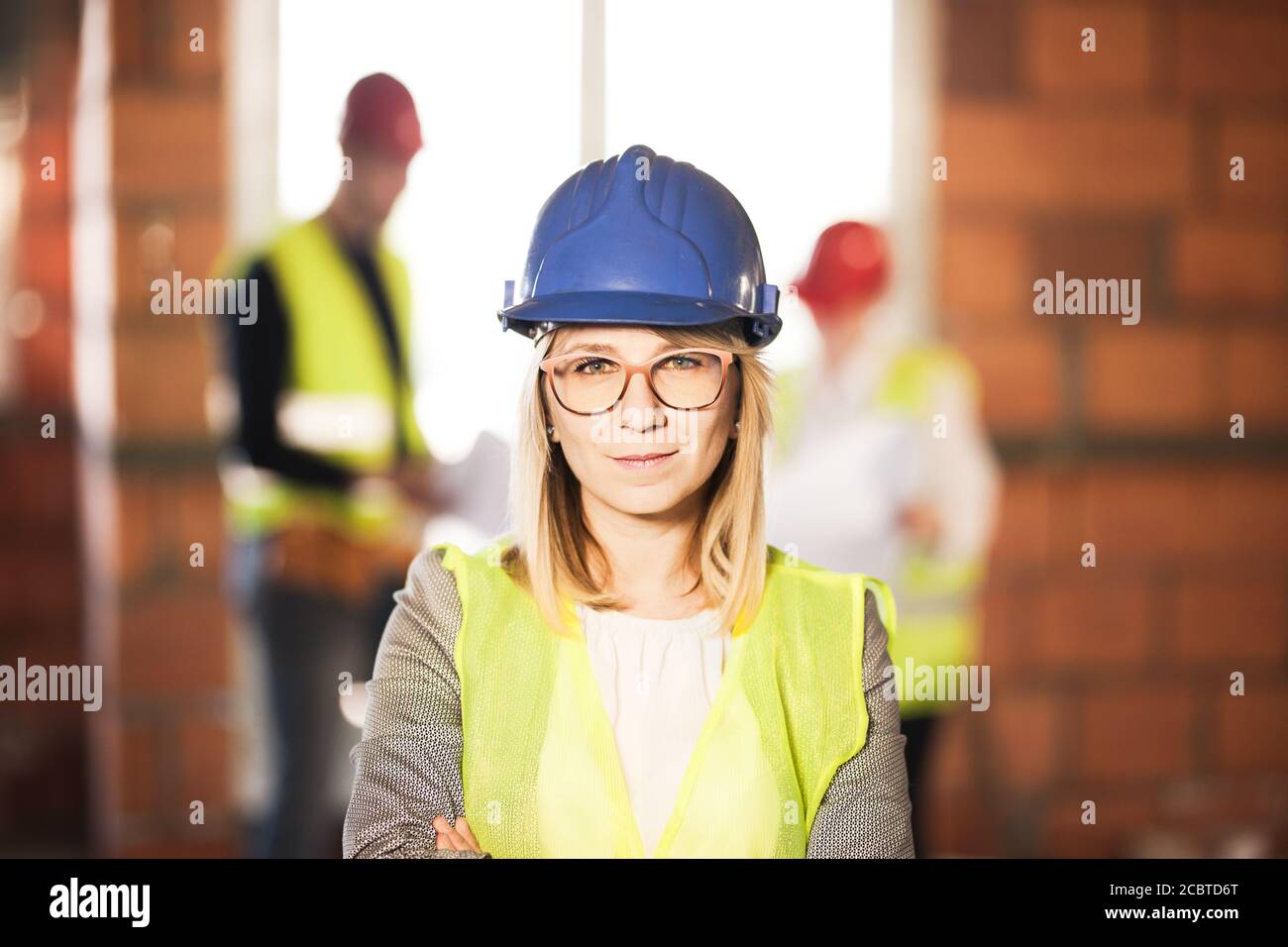 Arbeiter, Investor, Inspektor oder Architekt mit ihrem Team. Baustelleningenieure vor Ort. Zufriedener Ausdruck Stockfoto