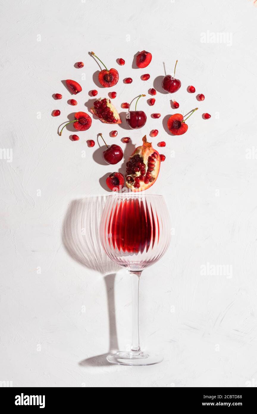 Konzept Zusammensetzung präsentiert Wein Aromen von Sommerfrüchten von Beeren Auf weißem Hintergrund Stockfoto