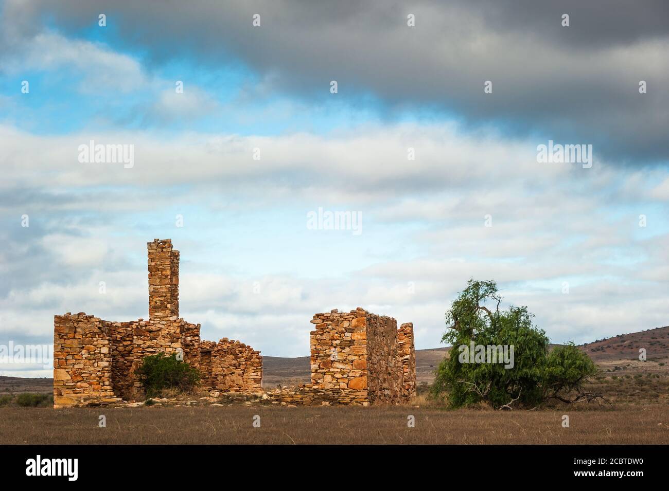Historische Steinruinen der frühen Siedler im Zentrum von Flinders Range in Südaustralien. Stockfoto
