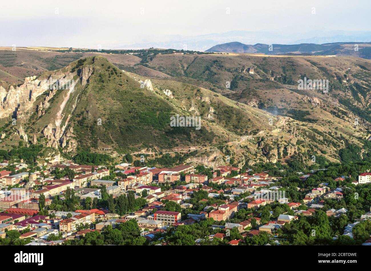 Armenien, Goris Stadt im Mittelalter gegründet und befindet sich in einer Berghöhle zwischen Felsen mit Höhlen bei Sonnenuntergang Stockfoto