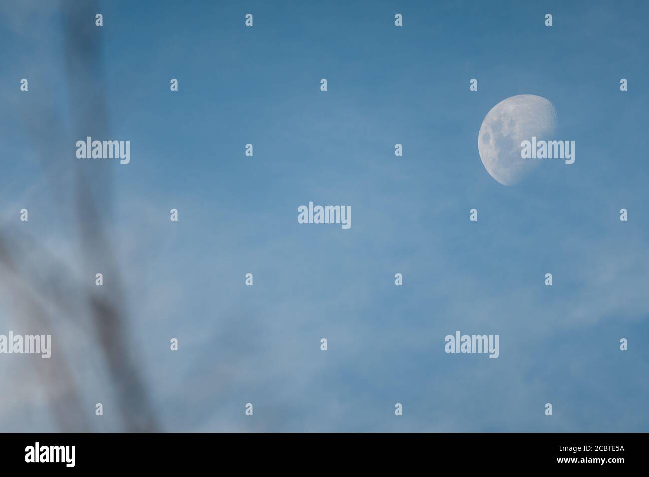 Ein wunderschöner, immer wuchsender Mond um die blaue Stunde im Bush Camp Caravan Park, Wilmington in Südaustraliens Southern Flinders Ranges. Stockfoto