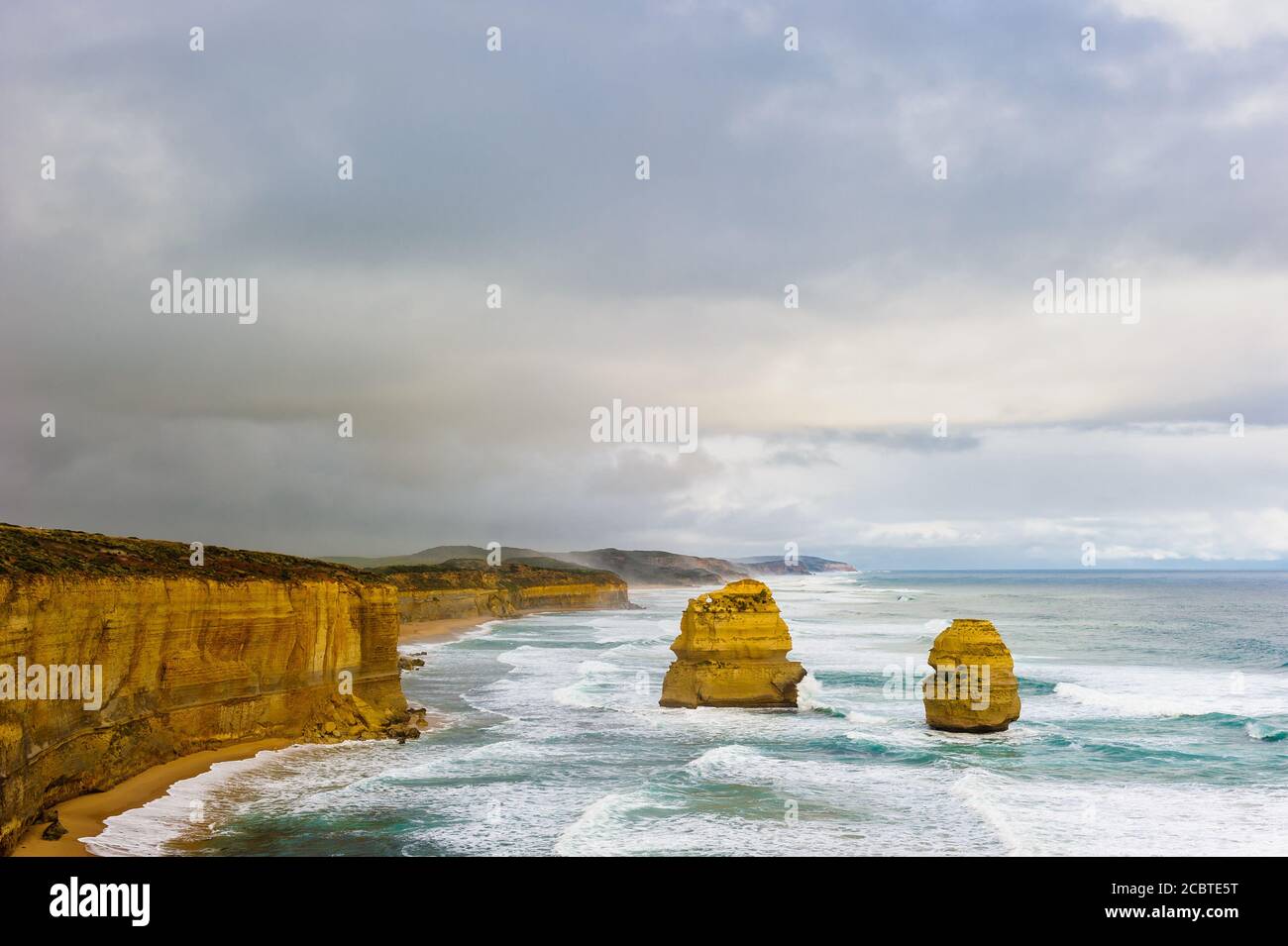Zwei verbleibende Stapel umarmen die Felswand an der wilden, östlichen Küste der Twelve Apostles an der Great Ocean Road in Victoria in Australien. Stockfoto