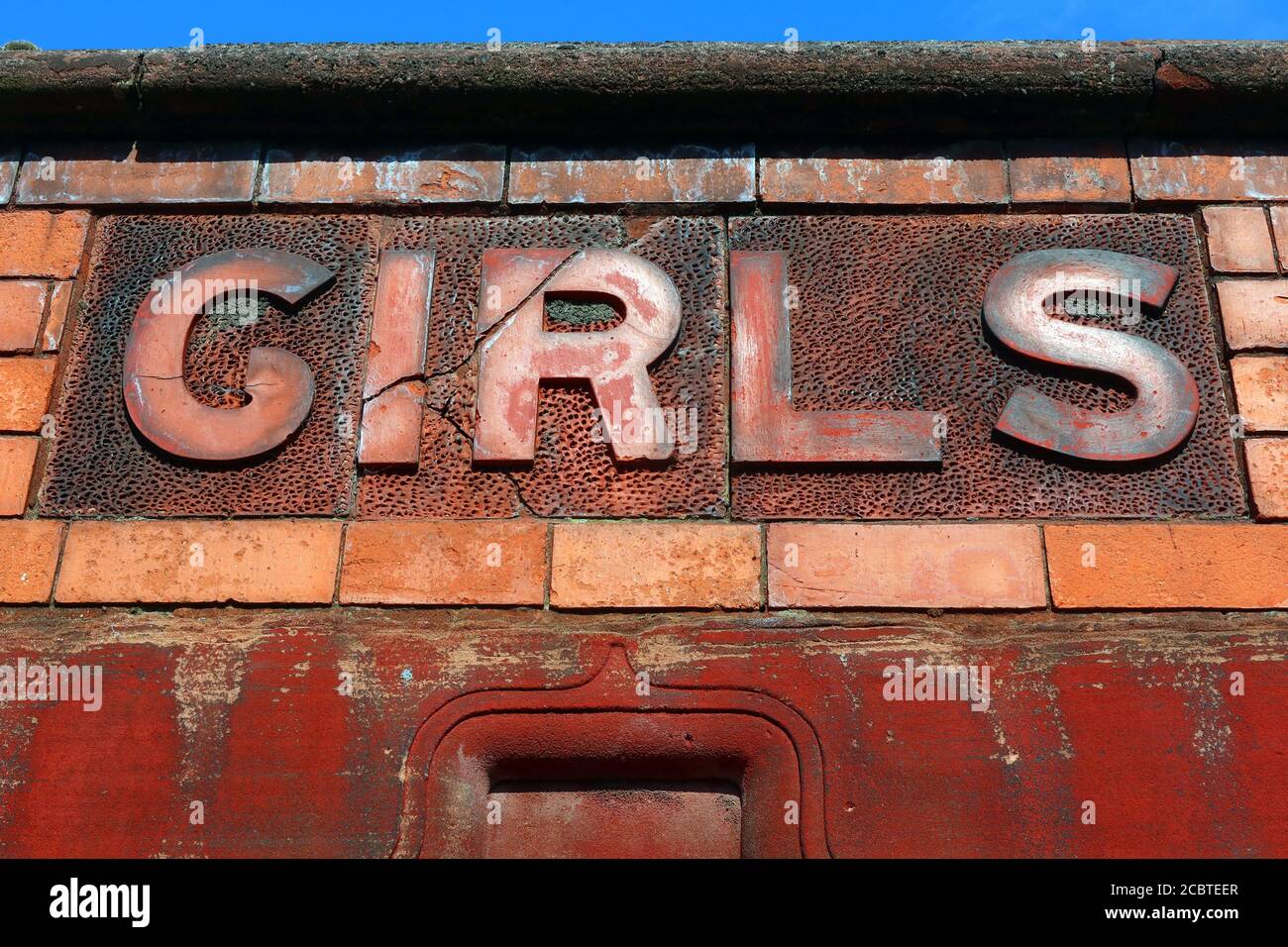 Mädcheneingang,Eingang zur viktorianischen Schule, Grundschule Anfield Road, Liverpool, Merseyside, Stockfoto
