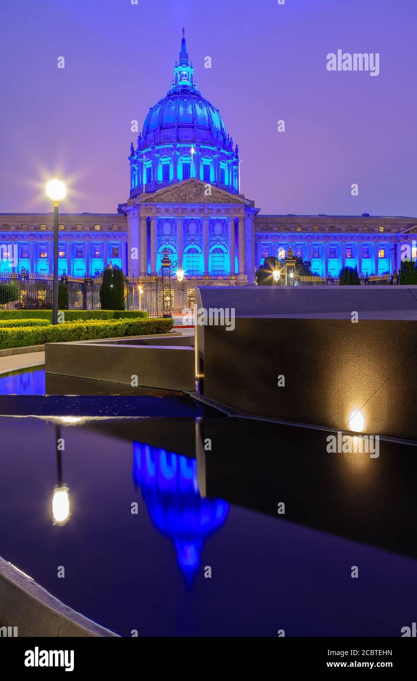 Das Rathaus von San Francisco leuchtet blau, um die Beschäftigten des Gesundheitswesens während der COVID-19 Pandemie, Kalifornien, USA, zu ehren. Stockfoto