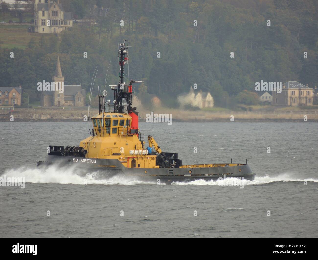 SD Impetus, ein von Serco Marine Services betriebenes Schlepper, das Gourock passiert, um den USNS Zeus (T-ARC-7) der US Navy nach Faslane zu eskortieren. Stockfoto