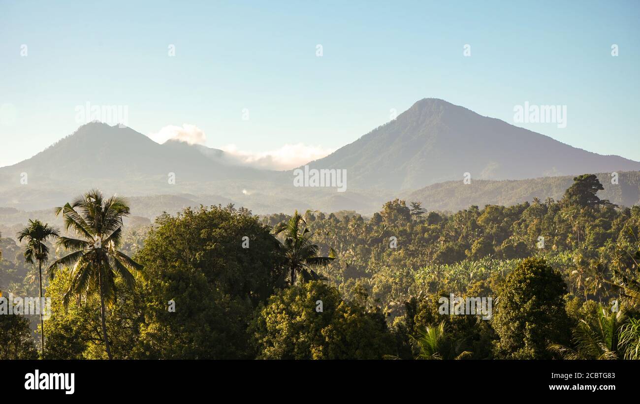 Natürliche Landschaft von Wald und Bergen in tropischer Landschaft sonnenaufgang Stockfoto