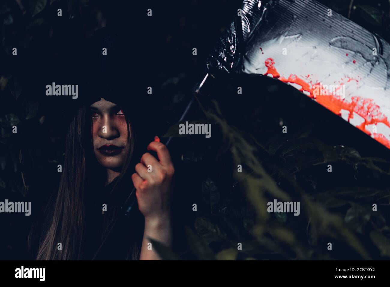 Porträt der Frau Geist Horror sie haben Sense auf der Hand, halloween-Tag-Konzept Stockfoto