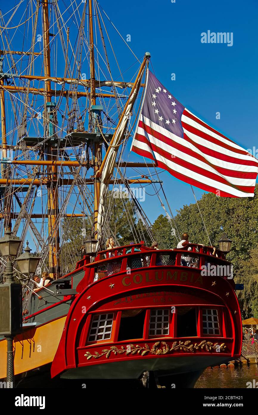 Nachbildung eines majestätischen Segelschiffs mit 3 Masten aus dem 18. Jahrhundert. Das Schiff liegt in den amerikanischen "Uiirou" in Disneyland in Kalifornien Stockfoto