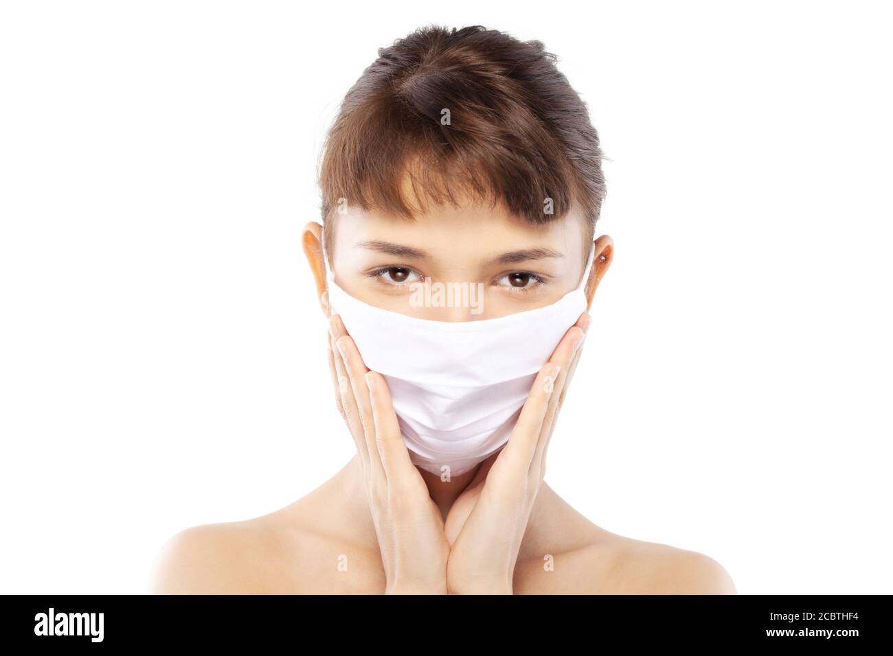 Mädchen trägt medizinische Gesichtsmaske, um sich vor Corona-Virus, Polution oder Staub zu schützen. Quarantäne- und Selbstisolierungskonzept. Stockfoto