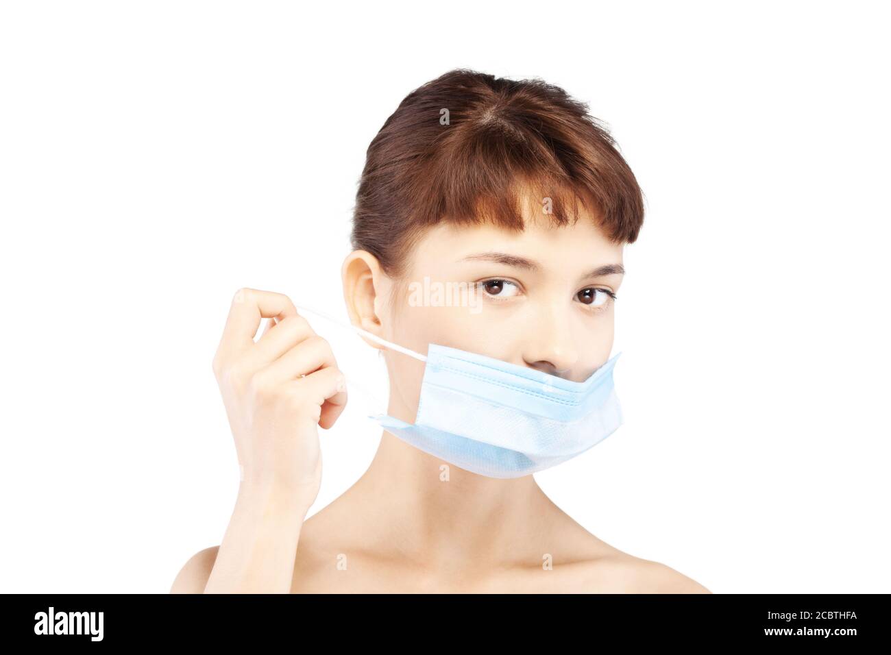 Mädchen trägt medizinische Gesichtsmaske, um sich vor Corona-Virus, Polution oder Staub zu schützen. Quarantäne- und Selbstisolierungskonzept. Stockfoto