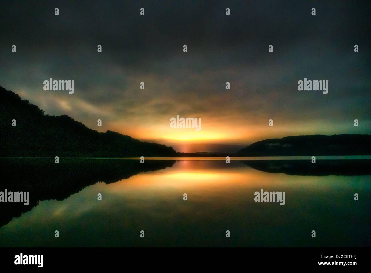 Lake Mapourika am Ende einer Aurora-Anzeige (Nachdem die Lichtwellen gestoppt wurden) Stockfoto