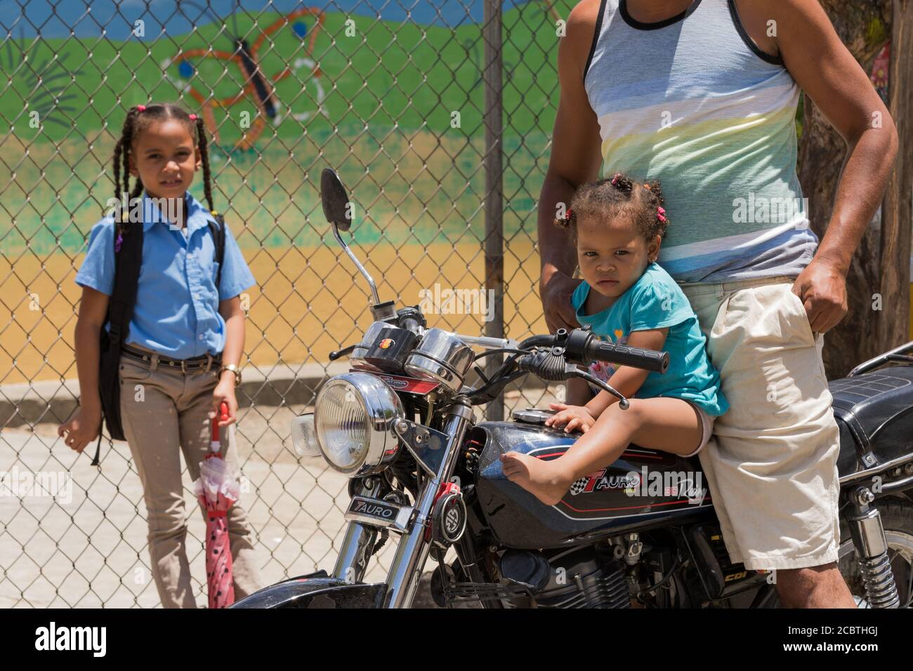 Kleines Kind bereitet sich auf Motorrad nach Hause fahren. Stockfoto