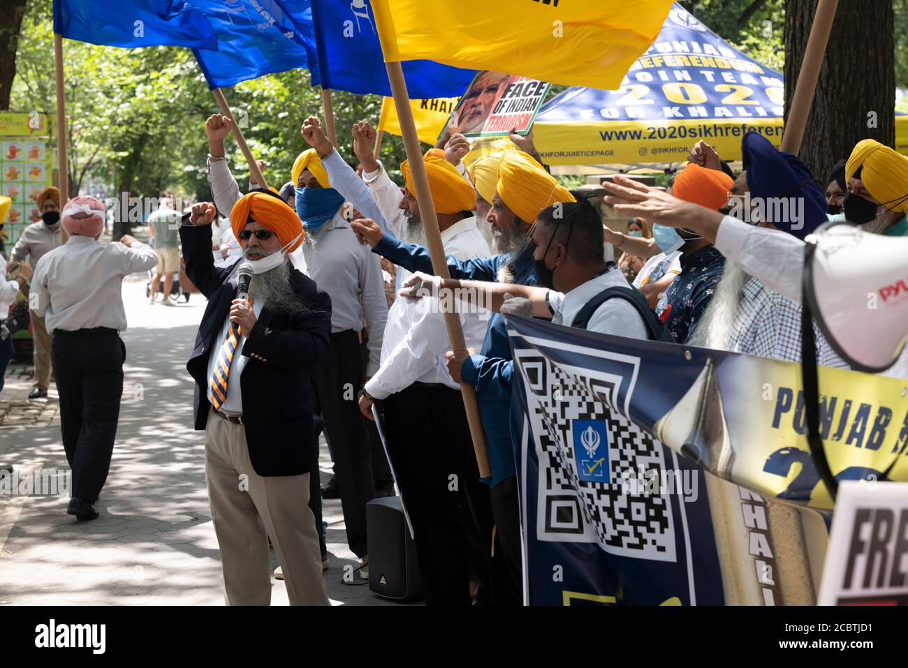 New York, New York, USA. August 2020. Spearker AMARJItTSINGH spricht über einen freien Punjab während eines friedlichen Protestes und einer Demonstration auf der 5th Avenue in der Nähe des Central Parks in New York New York. 1849 war Punjab ein freies Land, bis die Briten es zusammen mit Indien kolonisierten. In 1947 Indien gewann seine Unabhängigkeit von Großbritannien, aber Punjab bleibt derzeit Sklavenstaat von Sikhs unter Indiens Herrschaft. "Wir streben 2020 ein Referendum für einen freien Staat von Khalistan an", sagten Beamte. Die Khalistan-Bewegung ist eine Sikh-Separatistenbewegung, die versucht, Sikhs eine Heimat zu schaffen, indem sie einen Sov einführt Stockfoto