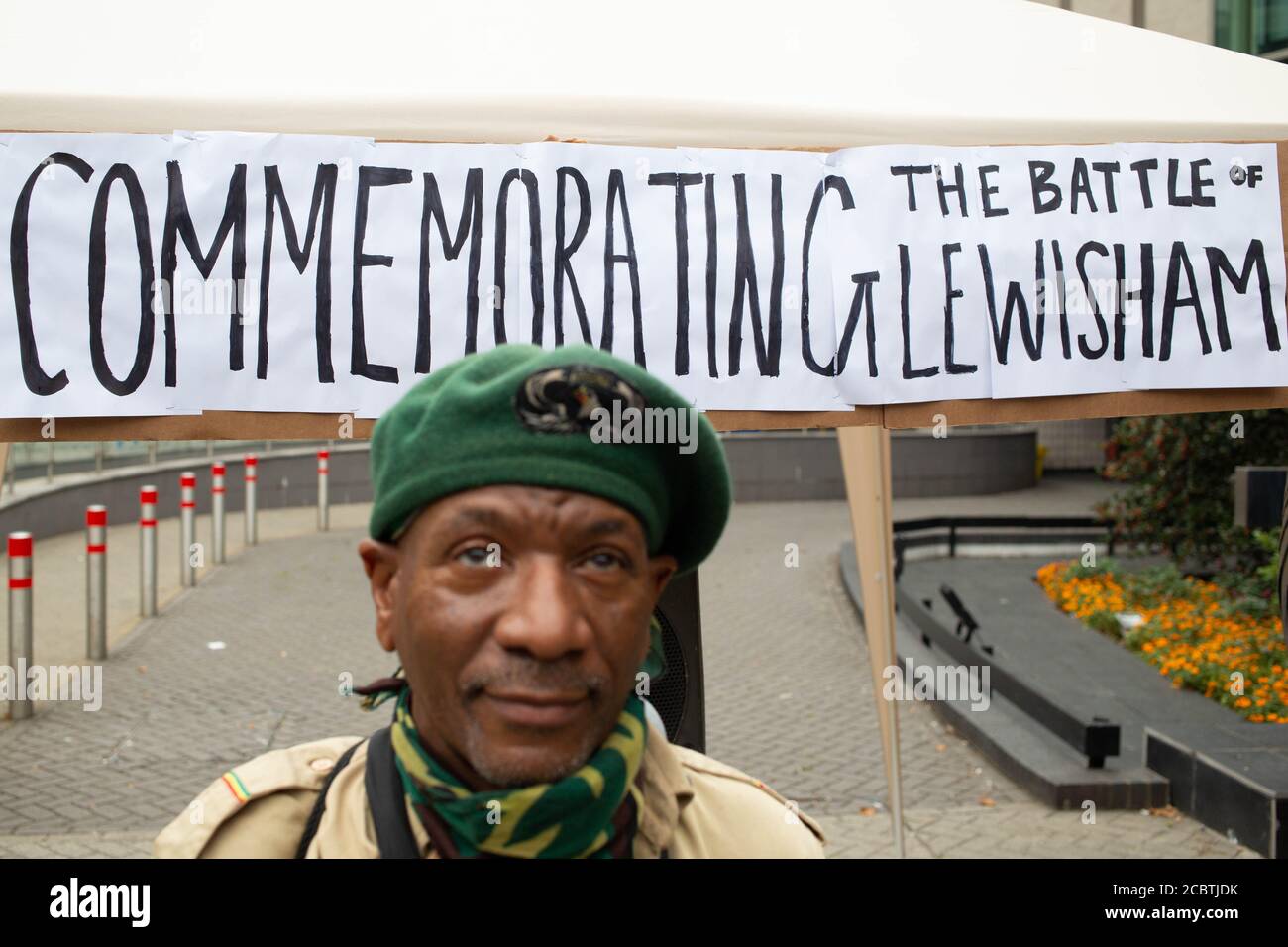 London, Großbritannien. August 2020. Roger Mighton, 62, der 1977 bei der Schlacht von Lewisham anwesend war, während des Gedenkens an die Schlacht von Lewisham.Gegendemonstler versammelten sich 1977 in der Nähe des Versammlungspunktes der weiß-nationalistischen Gruppe, um ihren Weg zu blockieren und zu gewalttätigen Zusammenstößen zu führen. Kredit: SOPA Images Limited/Alamy Live Nachrichten Stockfoto