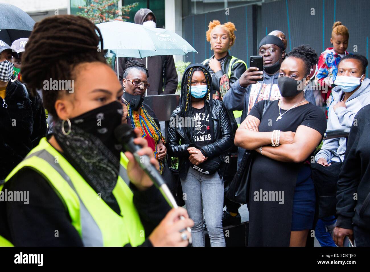 London, Großbritannien. August 2020. Eine Frau spricht, während die Leute vor dem Rathaus von Lewisham während des Gedenkens an die Schlacht von Lewisham zuhören.Gegendemonstler versammelten sich 1977 in der Nähe des Versammlungspunktes der weiß-nationalistischen Gruppe, um ihren Weg zu blockieren und zu gewalttätigen Zusammenstößen zu führen. Kredit: SOPA Images Limited/Alamy Live Nachrichten Stockfoto