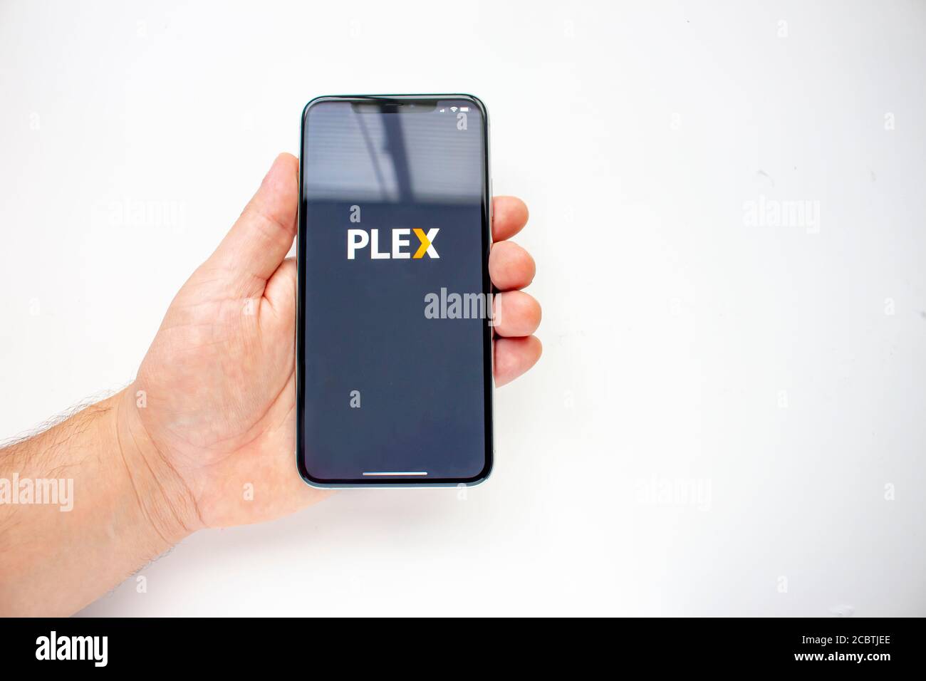 Calgary, Alberta, Kanada. August 15 2020. Eine Person, die ein iPhone 11 Pro Max mit der PLEX App hält Stockfoto