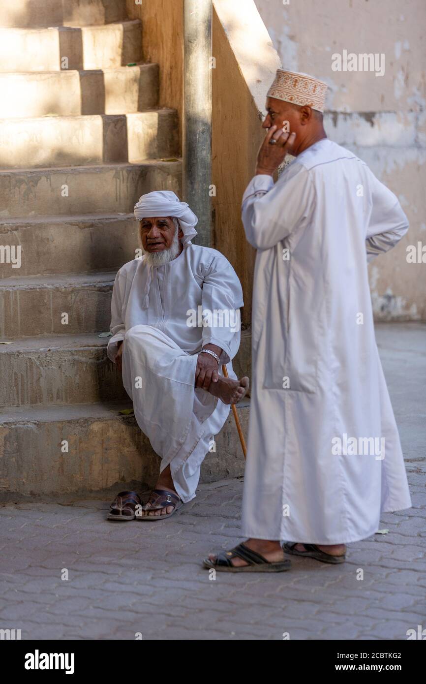 Omanische Freunde treffen sich freitags im Fort Nizwa Stockfoto