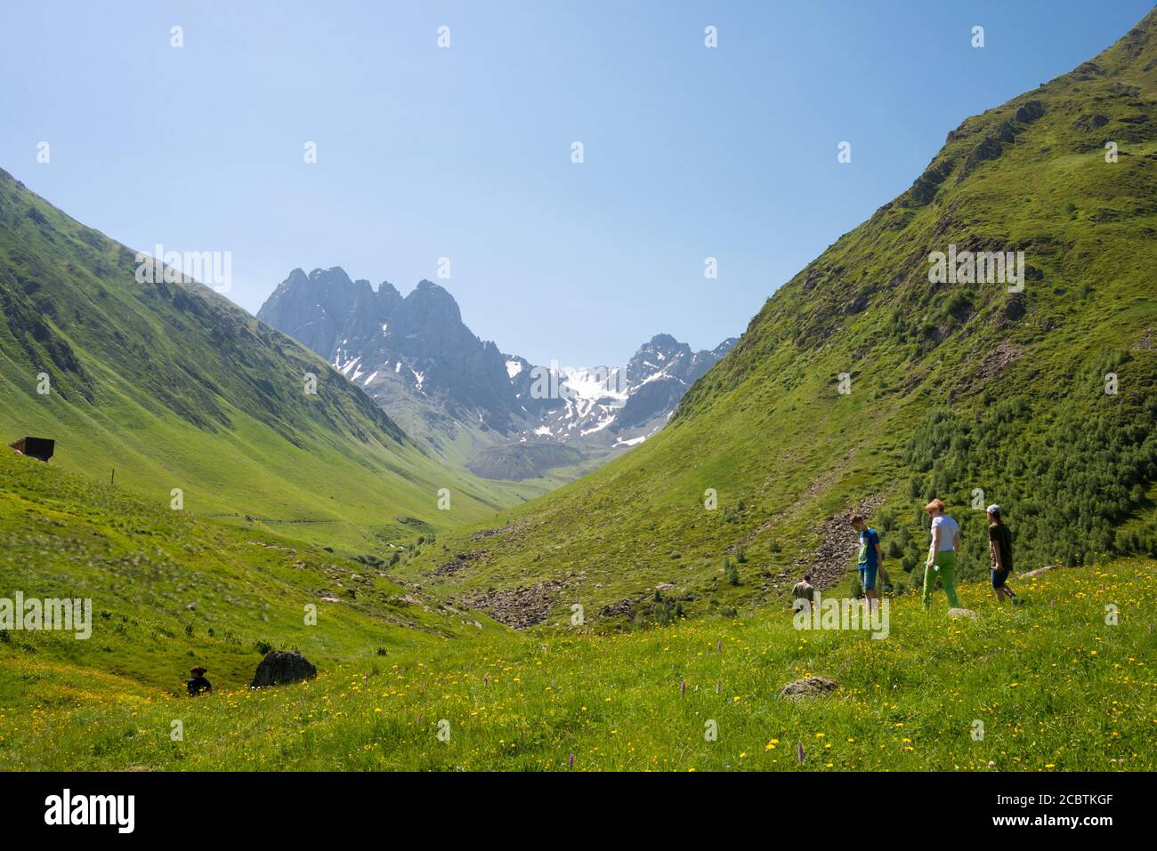 Kazbegi, Georgien - Juta Tal in der Nähe des Kaukasus Berg. Eine berühmte Landschaft in Kazbegi, Mzcheta-Mtianeti, Georgien. Stockfoto