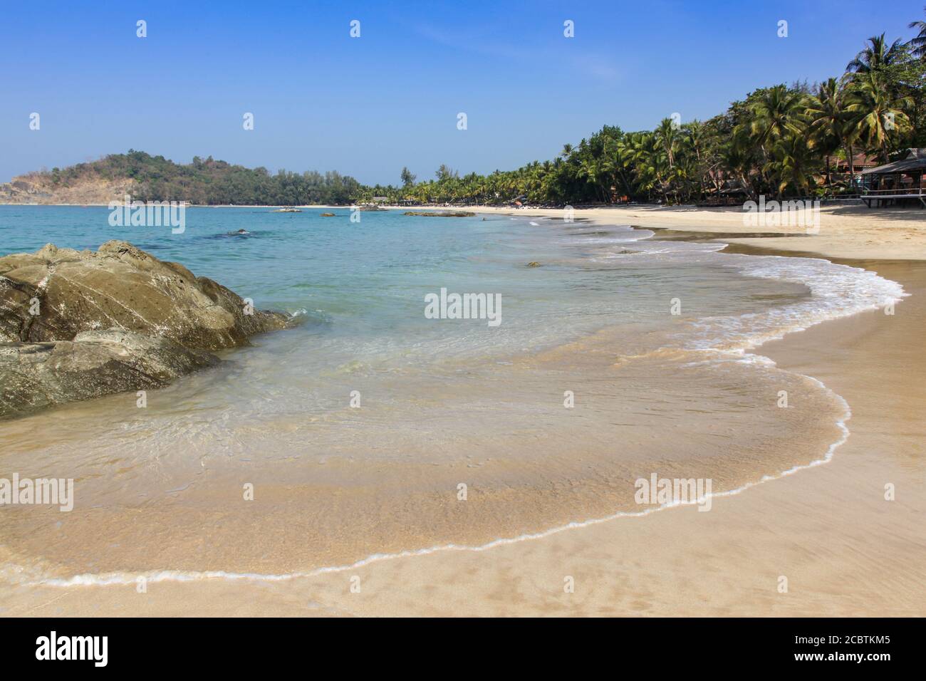 Ngapali Beach im Westen von Myanmar (Burma) ist ein tropisches Resort Lage. Der weiße, palmengesäumte Sandstrand ist ruhig und hervorragend zum Schwimmen geeignet. Stockfoto
