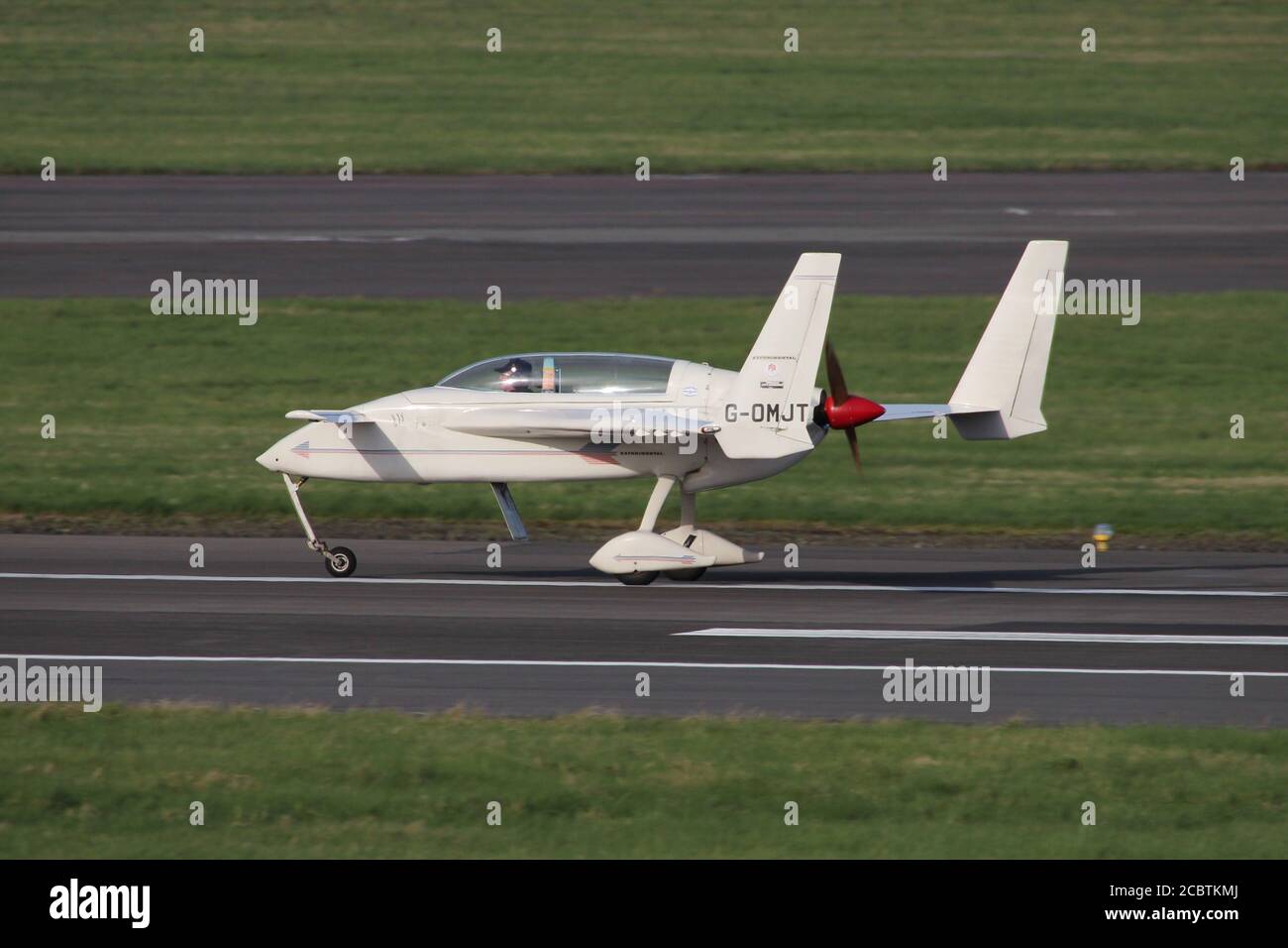 G-OMJT, ein privat geführtes Rutan Long-EZ homebuilt Flugzeug, am Internationalen Flughafen Prestwick, Ayrshire. Stockfoto