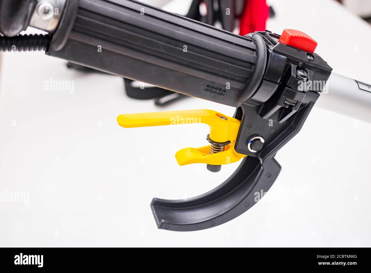 Pranburi, Thailand - 13. August 2021 : „illustrative Editorial“ Bild des Beschleunigersticks von Honda umr435t Grassentrimmer, der in Thailan hergestellt wurde Stockfoto