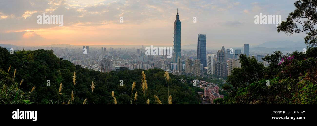 Panoramablick auf den Taipei 1010, den berühmten Wolkenkratzer in Taiwan Stockfoto