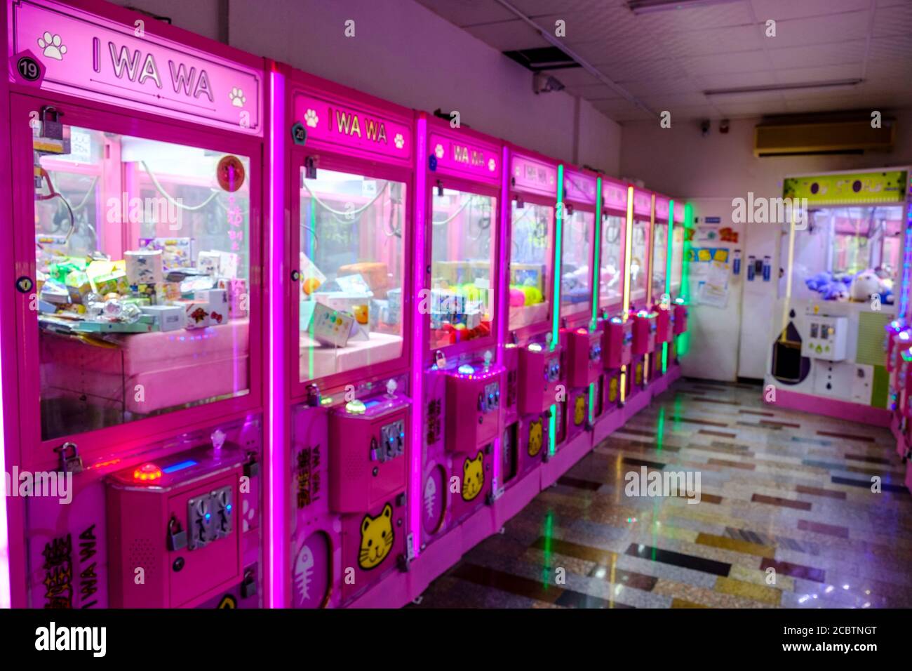 Hell erleuchtete Klauen Maschinen Arcade in Taiwan Stockfoto