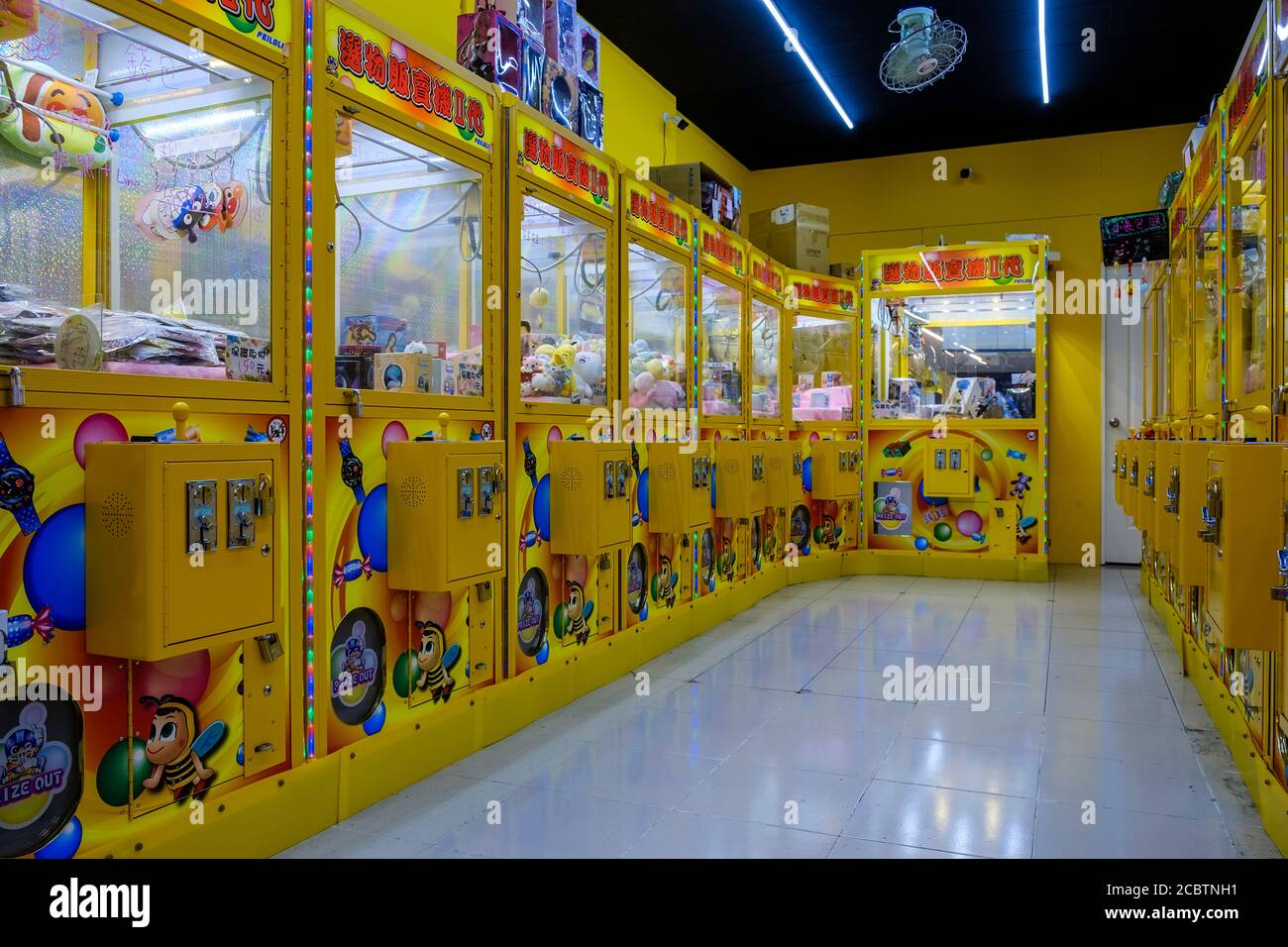 Hell erleuchtete Klauen Maschinen Arcade in Taiwan Stockfoto
