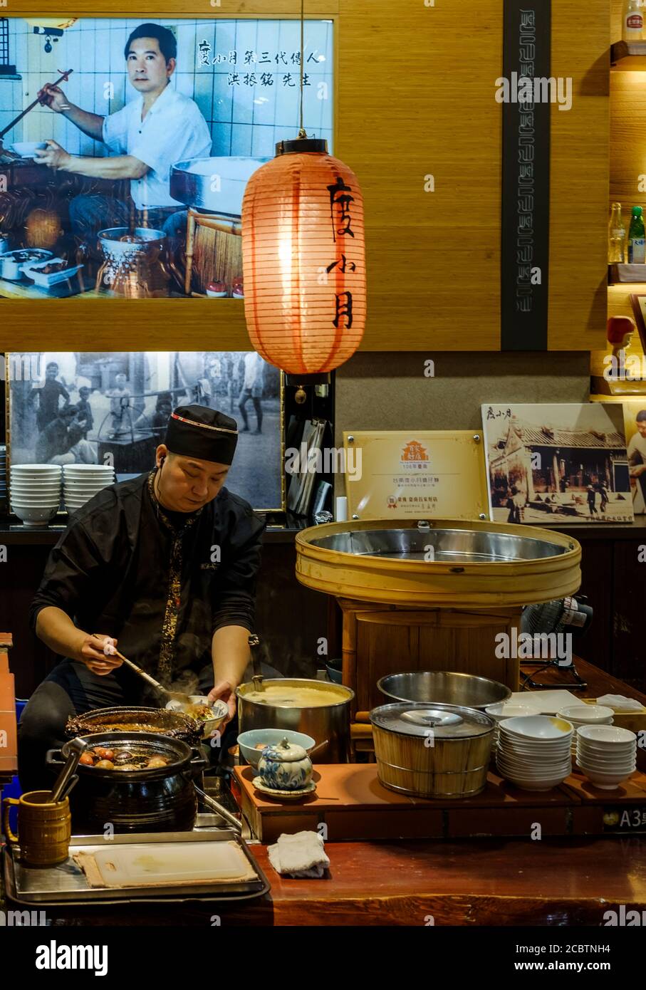 Ein männlicher Koch im traditionellen Restaurant, der in Taiwan Essen zubereitet Stockfoto