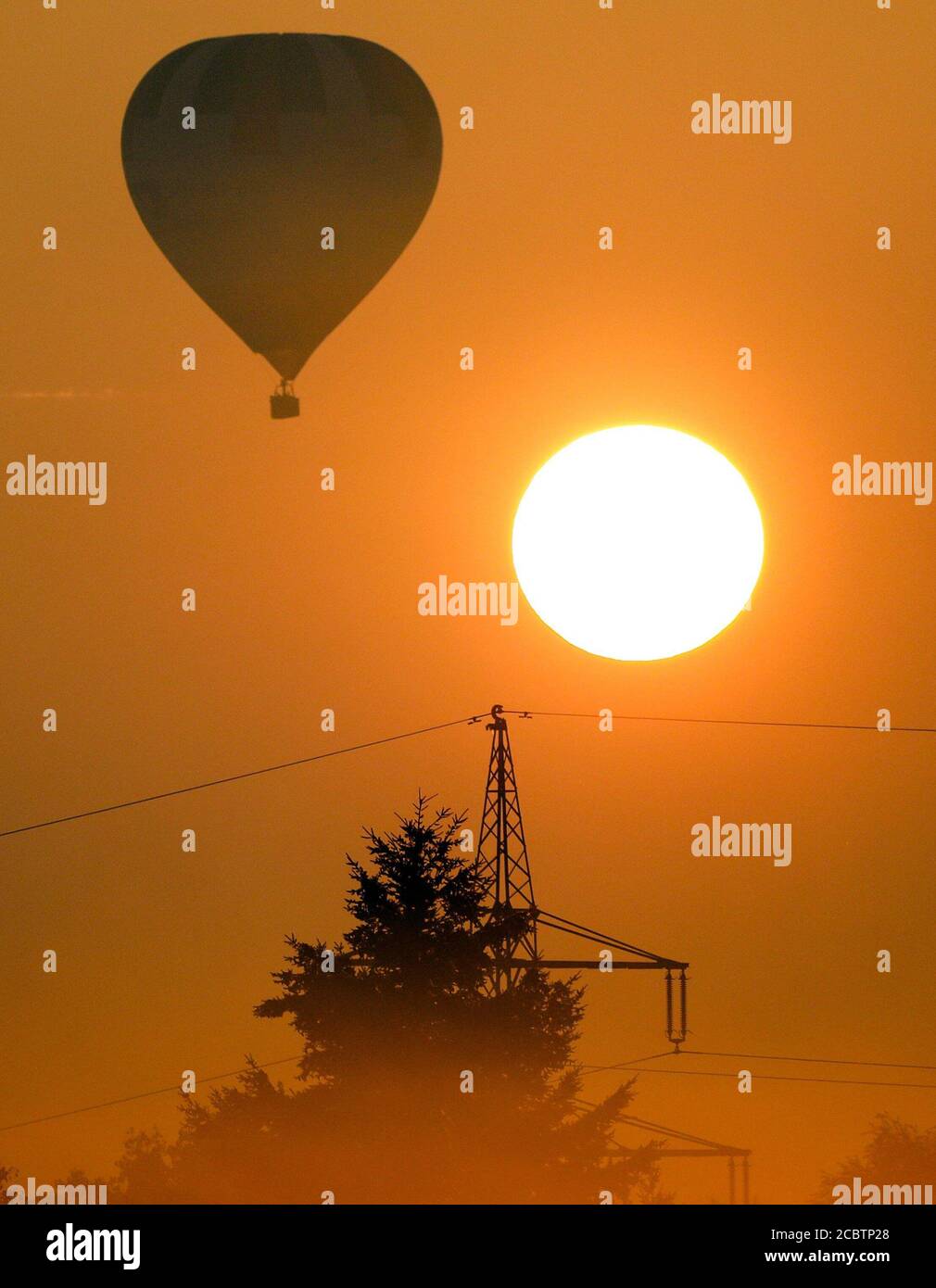 Munderkingen, Deutschland. August 2020. Ein Ballon fährt kurz nach Sonnenaufgang in den Himmel Credit: Thomas Warnack/dpa/Alamy Live News Stockfoto