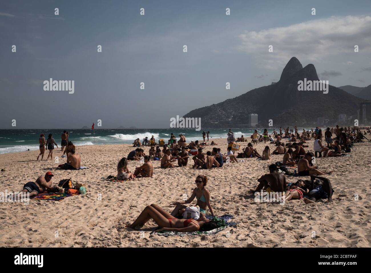 Rio De Janeiro, Brasilien. August 2020. Die Menschen genießen den Strand von Ipanema. Brasilien ist derzeit das am zweithäufigsten vom Corona-Virus betroffene Land weltweit. Kredit: Ian Cheibub/dpa/Alamy Live Nachrichten Stockfoto