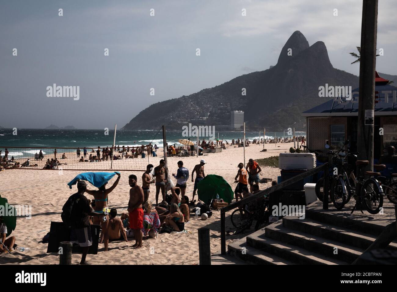 Rio De Janeiro, Brasilien. August 2020. Die Menschen genießen den Strand von Ipanema. Brasilien ist derzeit das am zweithäufigsten vom Corona-Virus betroffene Land weltweit. Kredit: Ian Cheibub/dpa/Alamy Live Nachrichten Stockfoto