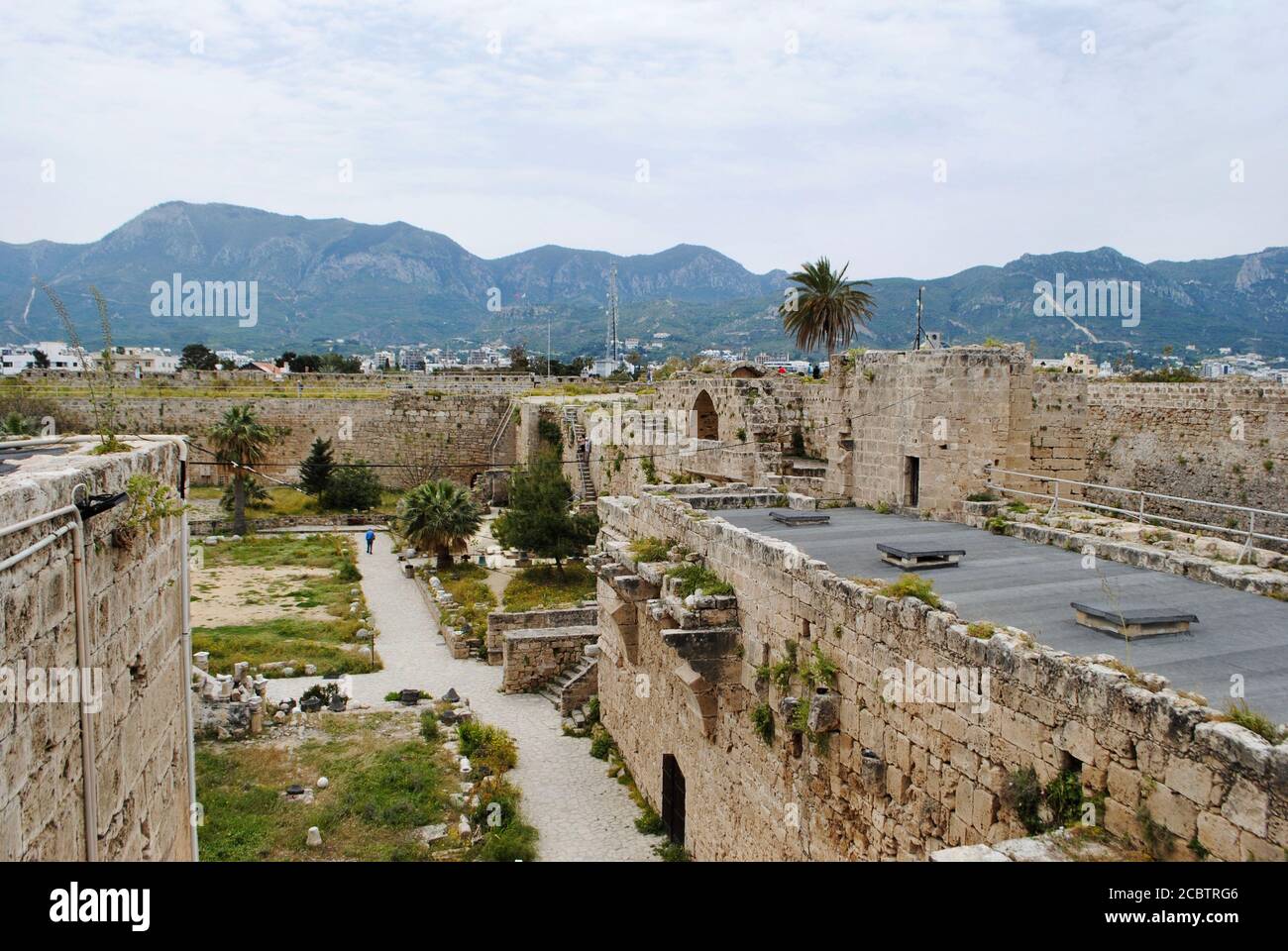 Kyrenia Castle, Girne Kales, schöner Innenhof mit Palmen aus dem 7. Jahrhundert. Stockfoto