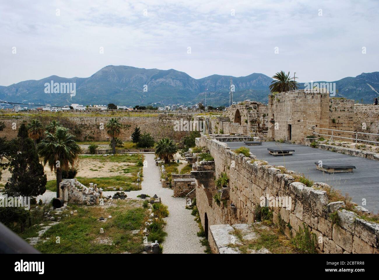 Kyrenia Castle, Girne Kales, schöner Innenhof mit Palmen aus dem 7. Jahrhundert. Nordzypern. Stockfoto