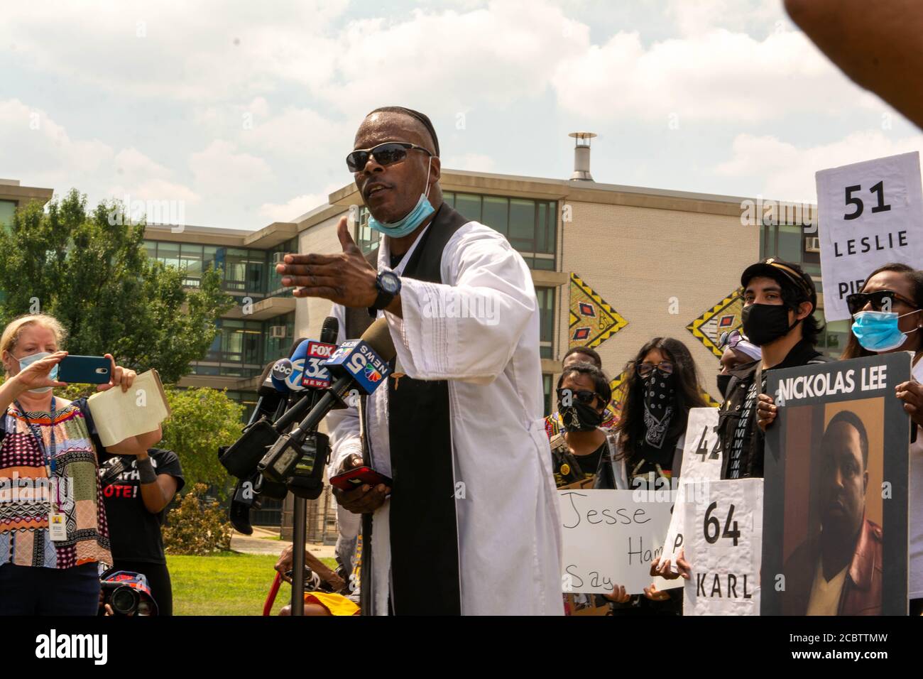 Chicago, Illinois, USA. August 2020. Rabbi Michael Ben Yosef adressiert Reporter vor einem geplanten Versuch, auf Chicagos Dan Ryan Expressway zu marschieren. Kredit: Dominic Gwinn/ZUMA Wire/Alamy Live Nachrichten Stockfoto